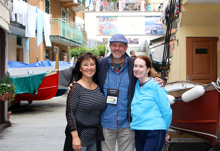 5 terre, manarola, la via principale, guida con due turisti