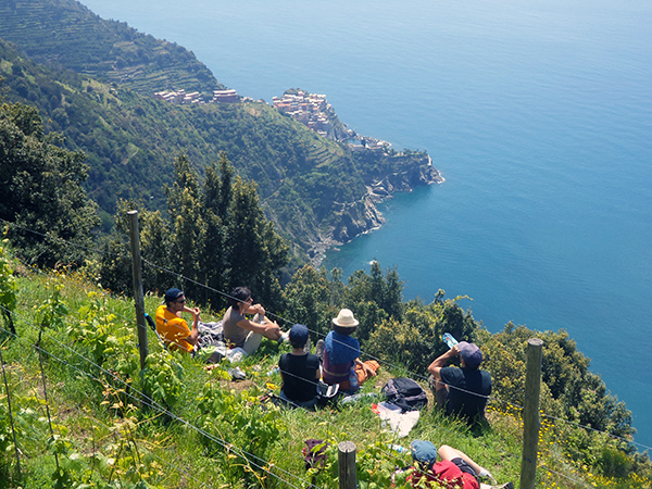 hikers on the trail to corniglia