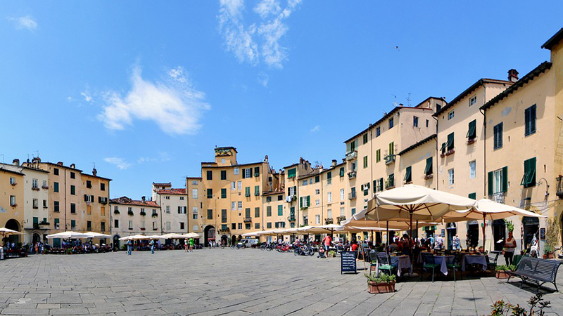 lucca, square of the anphiteather