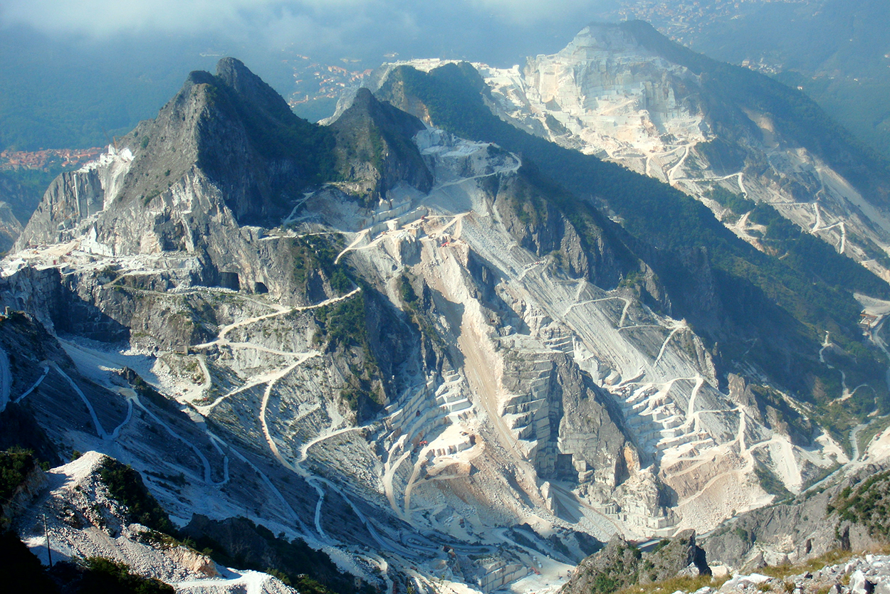 cave di marmo di carrara veduta aerea