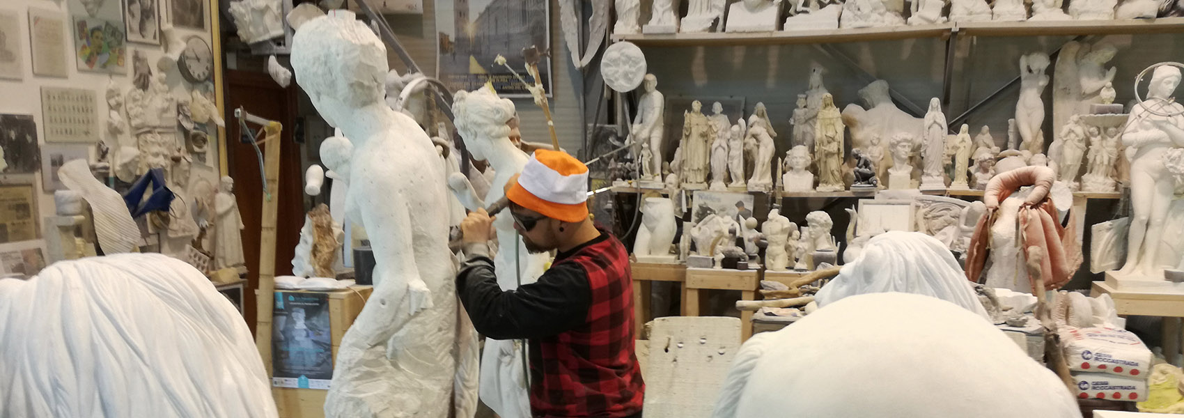 carrara, scultore al lavoro