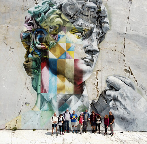 camminatori davanti al murale di kobra, cave di marmo di carrara