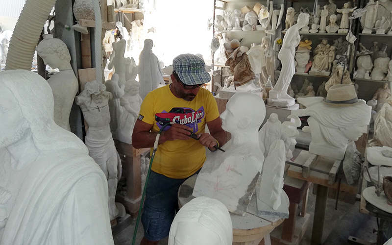 laboratorio artigano del marmo a carrara, scultore al lavoro