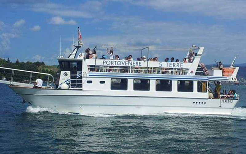 5 terre mid-size boat for 40 passengers