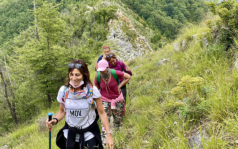 group of hikers along the trail to kobra