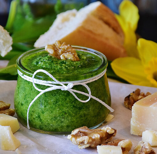 vasetto di pesto alla genovese con ingredienti