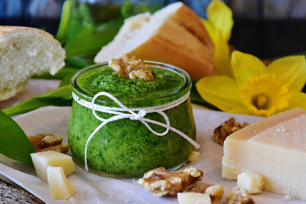 vasetto di pesto alla genovese con ingredienti