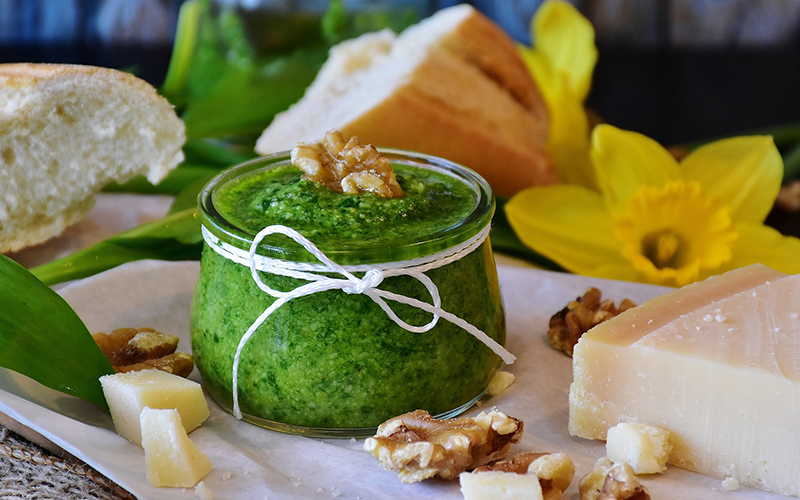 vasetto di pesto alla genovese con ingredienti