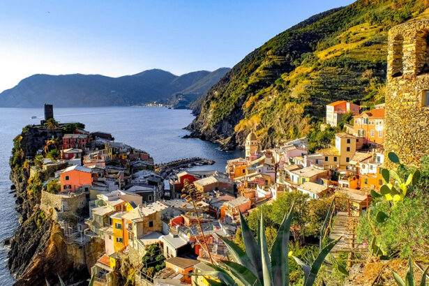 5 terre, veduta di vernazza dal sentiero