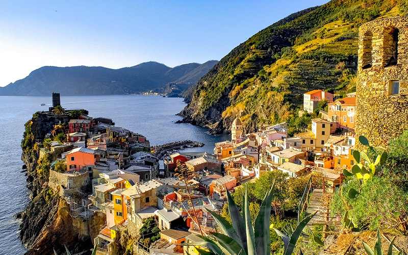 5 terre, veduta di vernazza dal sentiero