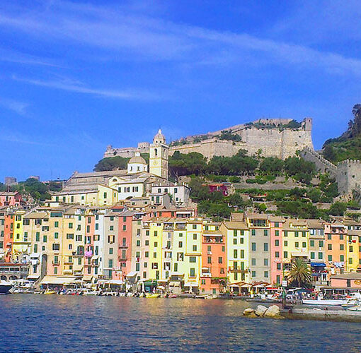 cinque terre, portovenere vista dal mare, la palazzata e il castello doria