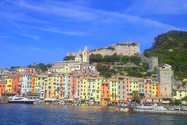 cinque terre, portovenere vista dal mare, la palazzata e il castello doria