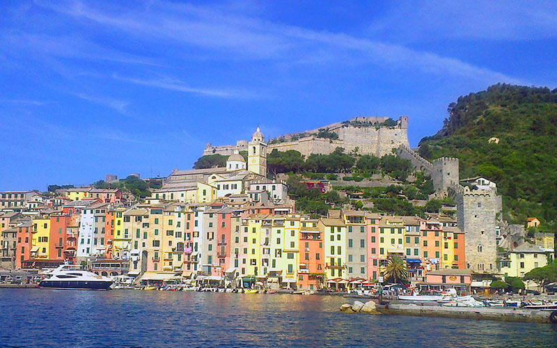 cinque terre, portovenere vista dal mare, la palazzata e il castello doria