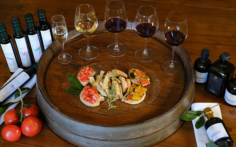 tuscany wine tasting, glasses of wine and bruscehttas