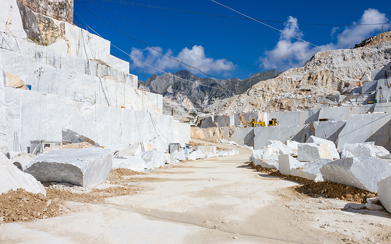 blocchi di marmo bianco in cava a carrara