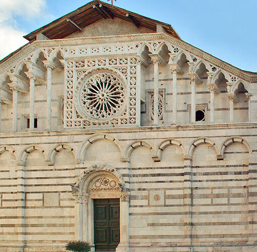 carrara, facciata del duomo di marmo