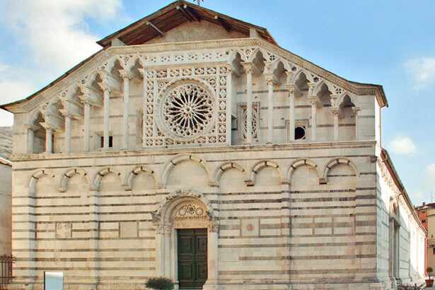 carrara, facciata del duomo di marmo