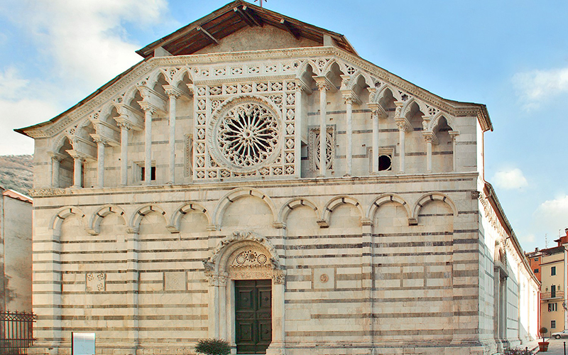 carrara, facciata del duomo di marmo