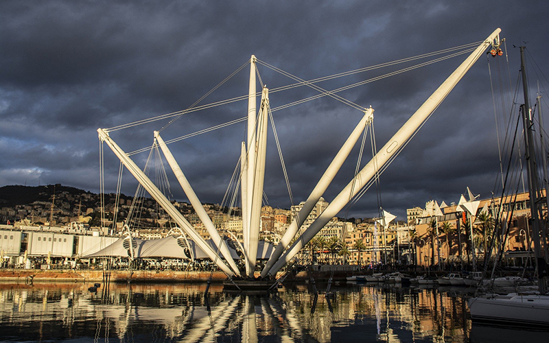 genova, porto antico, le gru costruite da renzo piano