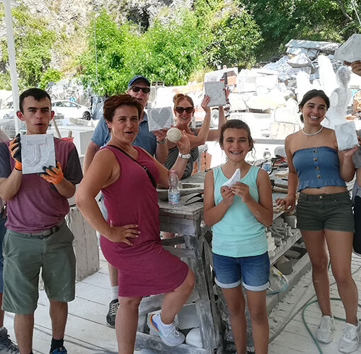 carrara, turisti mostrano i loro lavori in marmo dopo lezione di scultura