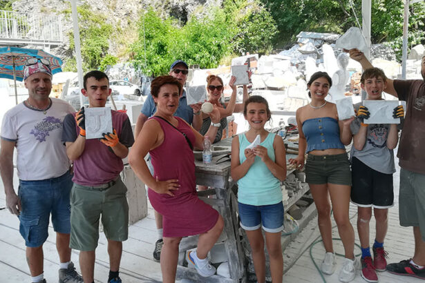 carrara, turisti mostrano i loro lavori in marmo dopo lezione di scultura