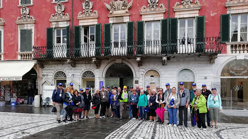 foto di gruppo in piazza alberica carrara