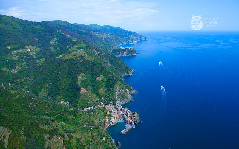 la costa delle cinque terre dall'aereo