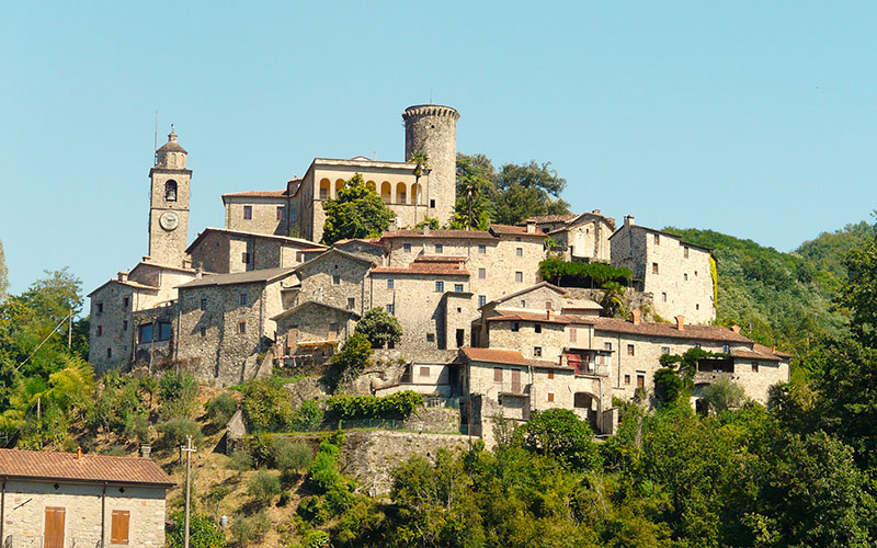 lunigiana, borgo di bagnone col castello