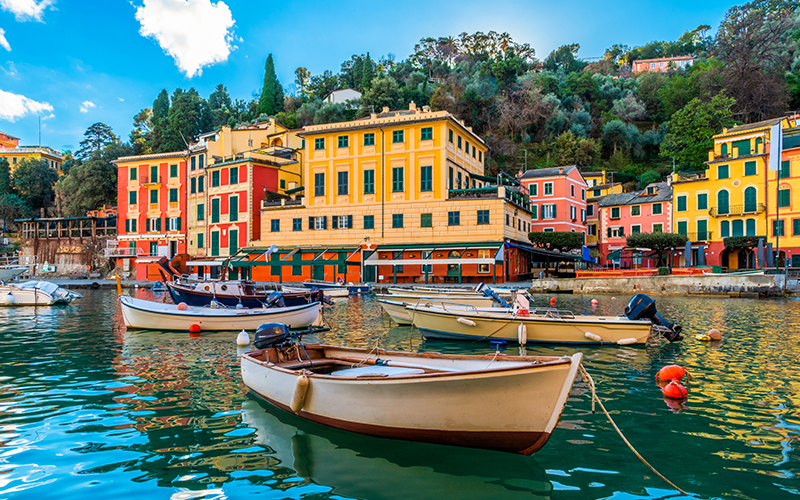 la marina di portofino con le pittoresche case di pescatori