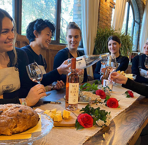 ragazze che assaggiano i vini di uni