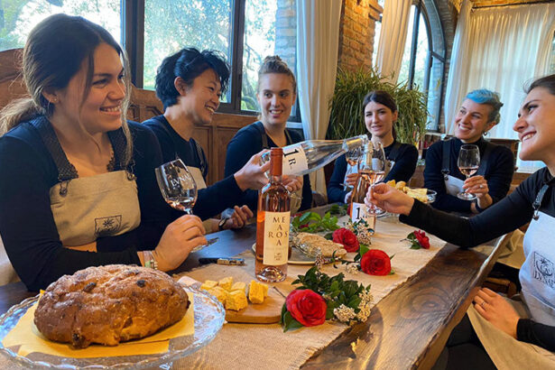 ragazze che assaggiano i vini di uni