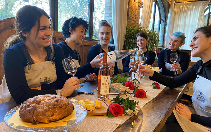 ragazze che assaggiano i vini di uni