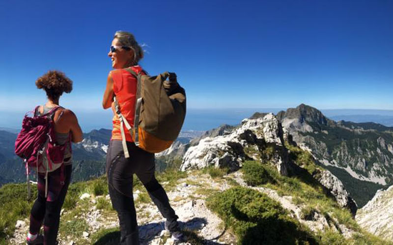 escursioniste sulla cima delle alpi apuane