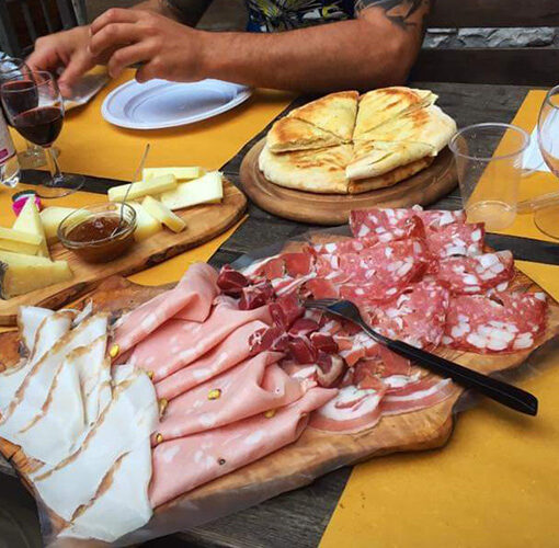 merenda del cavatore a colonnata. lardo, salumi e formaggi