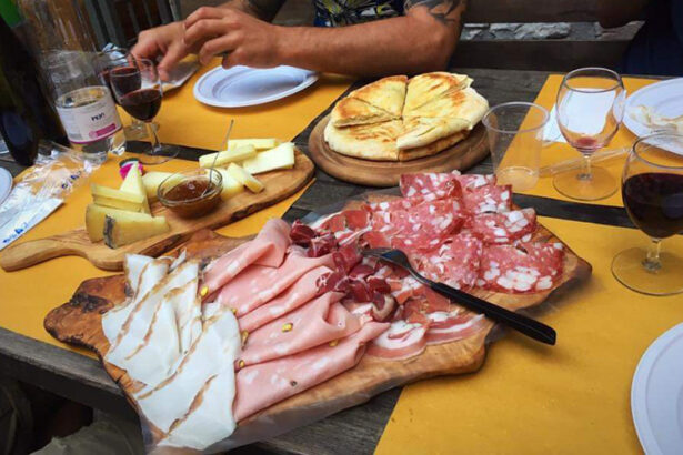 merenda del cavatore a colonnata. lardo, salumi e formaggi