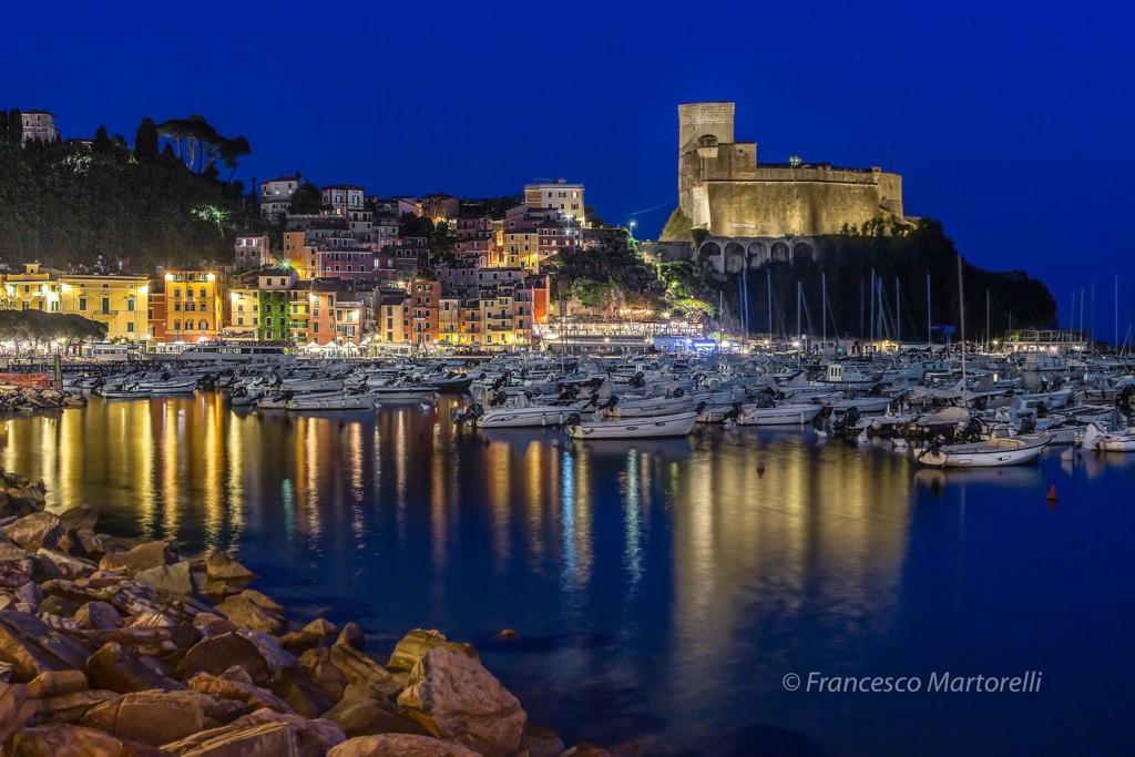 porto di lerici con castello in notturna