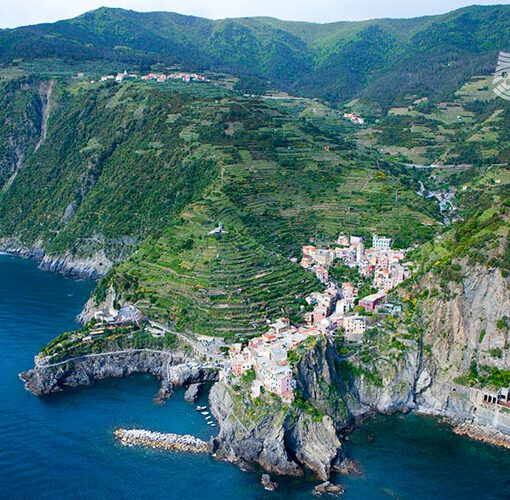 veduta aerea di manarola, 5 terre