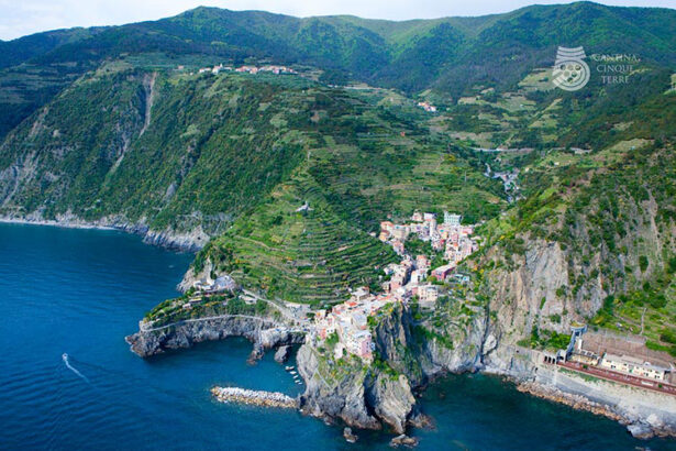 veduta aerea di manarola, 5 terre