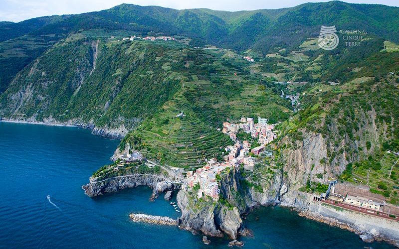 veduta aerea di manarola, 5 terre