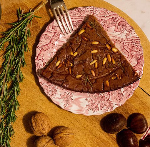 picture of chestnut cake with resins and pinenuts