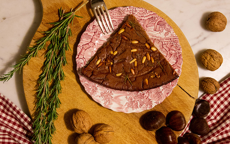 picture of chestnut cake with resins and pinenuts