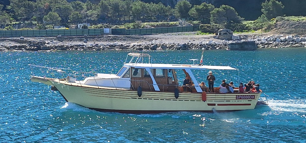 Spacious private boat suitable for families and small groups