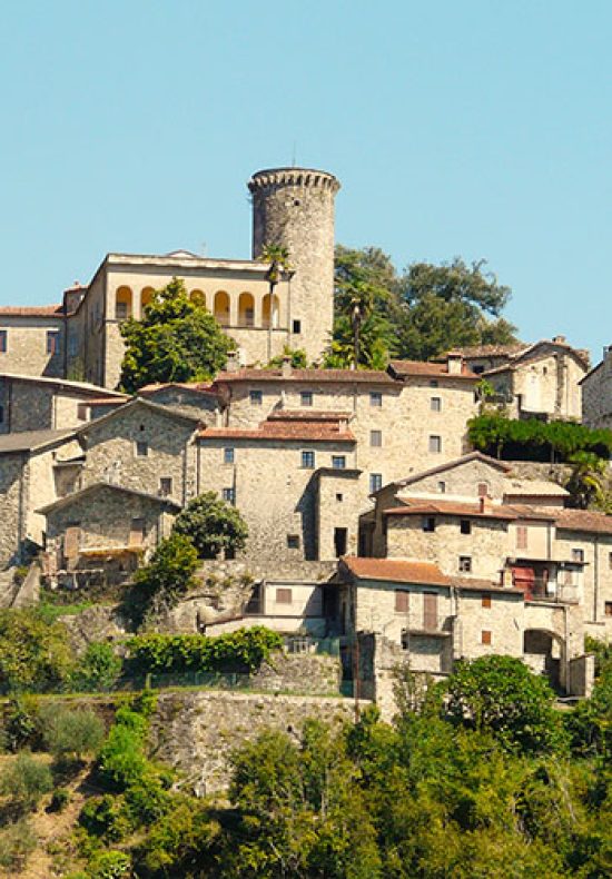 Bagnone-panorama_castello1 lunigiana, borgo di bagnone col castello